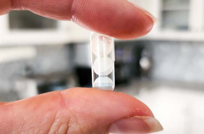 Ritual-sleep-capsule-in-hand